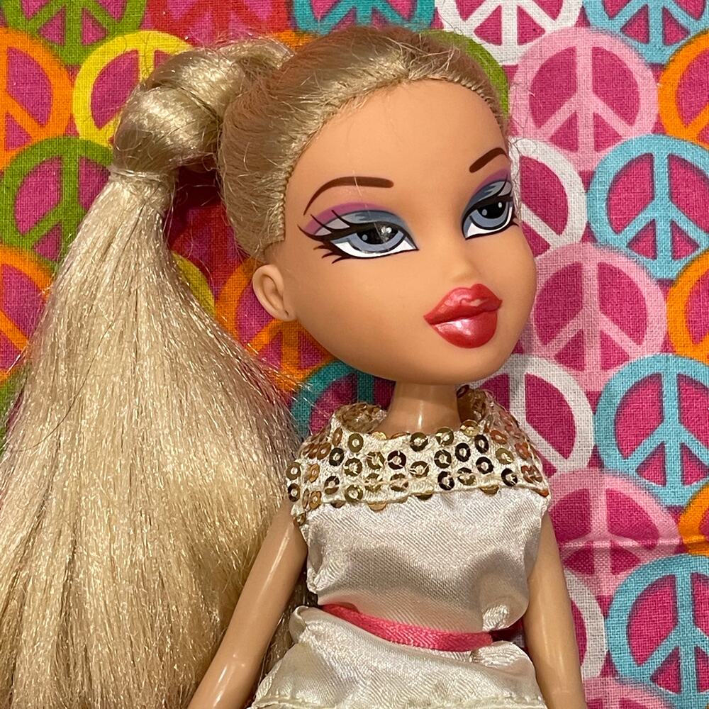 Bratz Cloe Doll Lot 20B No. 77 Dressed As shown Beige Dress Gold Accents